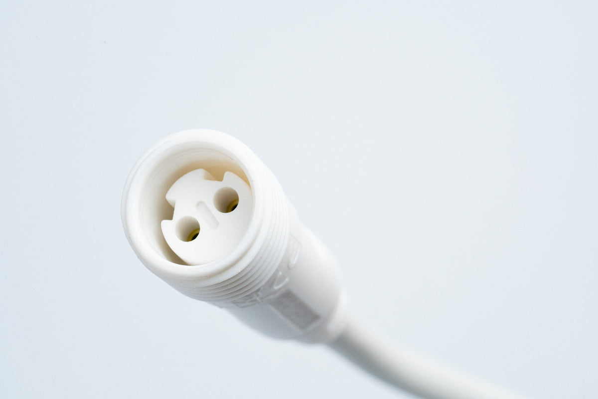 MK Illumination QF+ Stromzuführung 1,5 m – Main Connector mit oder ohne Gleichrichter (Pflichtzubehör) – Anschlusskabel ohne Gleichrichter · 1.800 W · Weiß (001-002) – Anwendung / Detail