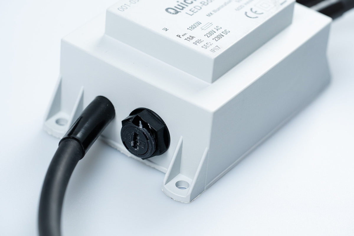 MK Illumination QF+ Verteilerdose mit Überlastsicherung – 3 oder 5 Ausgänge, 1.800 W – 5 Ausgänge (001-034) – Anwendung / Detail