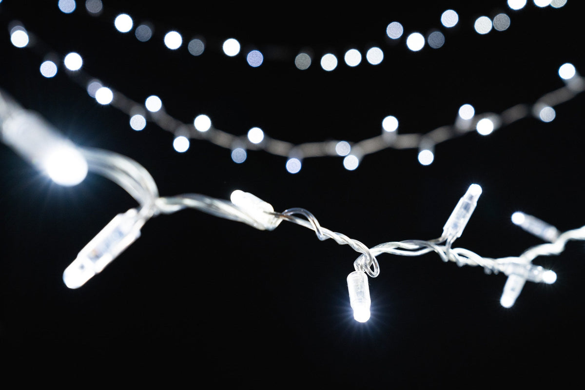 MK Illumination String Lite® 36 V – LED-Lichterkette Niedervolt – 12 m · 120 LED + 5 Flash-LEDs / Weiß (029-049) – Anwendung / Detail
