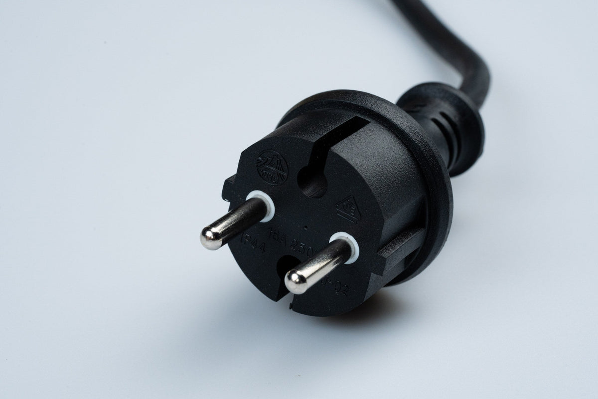 MK Illumination QF+ Stromzuführung 1,5 m – Main Connector mit oder ohne Gleichrichter (Pflichtzubehör) – Anschlusskabel ohne Gleichrichter · 1.800 W · Schwarz (001-001) – Anwendung / Detail