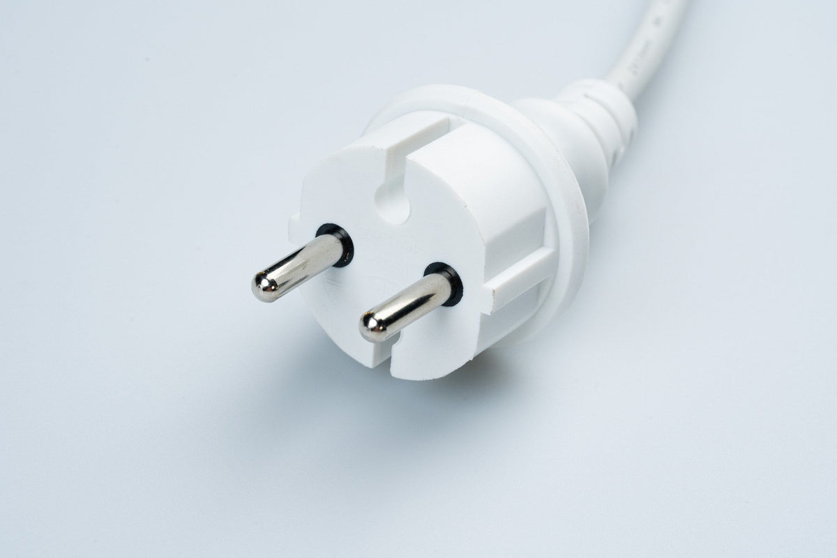MK Illumination QF+ Stromzuführung 1,5 m – Main Connector mit oder ohne Gleichrichter (Pflichtzubehör) – Anschlusskabel ohne Gleichrichter · 1.800 W · Weiß (001-002) – Anwendung / Detail
