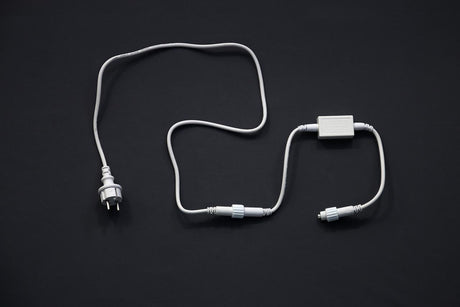 MK Illumination QF+ Stromzuführung 1,5 m – Main Connector mit oder ohne Gleichrichter (Pflichtzubehör) – LED Main Connector mit Gleichrichter · 480 W · Weiß (001-012)